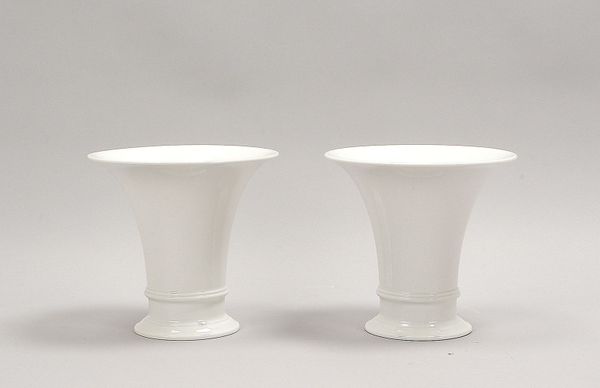 KPM Berlin, Paar Porz.-Trompetenvasen, Entw. K.-F. Schinkel; Höhe 18,5 cm