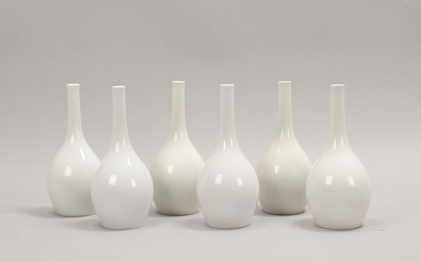 KPM Berlin, 6 Porz.-Flaschenvasen (4x I. Wahl), Entw. Th. Schmuz-Baudiß; Höhe 20 cm