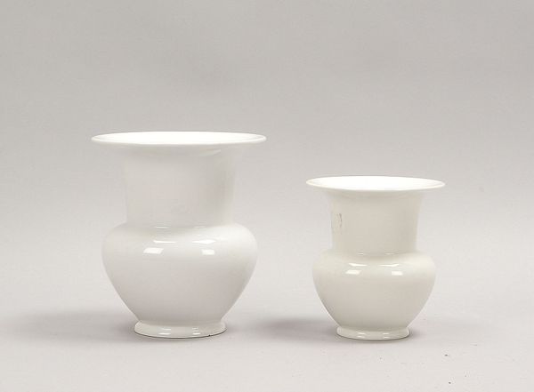 KPM Berlin (I. Wahl), 2 Porz.-Vasen, Mod. 'Fidibus', Entw. K.F. Schinkel; Höhe 14 cm/19 cm
