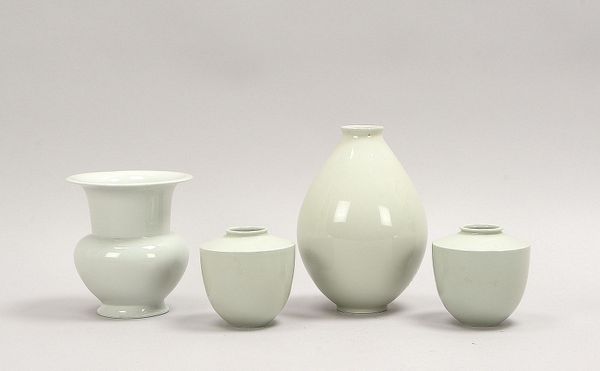 KPM Berlin (I. Wahl), 4 Porz.-Vasen, versch. seladonf. Modelle; Höhe 9 cm - Höhe 19 cm