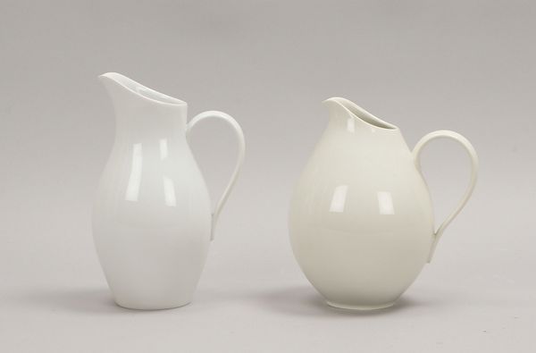 KPM Berlin (I. Wahl), 2 Porz.-Krüge, 'Urbino', Entw. Trude Petri; Höhe 10,5 cm/18,5 cm