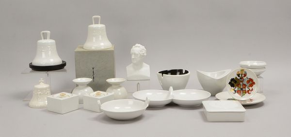 KPM Berlin (teils I. Wahl), div. Porz.-Teile: Leuchter, Tischglocken, Ascher, Tintenf., u.a.