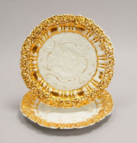 Meissen (Knaufzeit), Paar Prunkteller, mit floralem Reliefdekor/vergoldet; Ø 25,5 cm