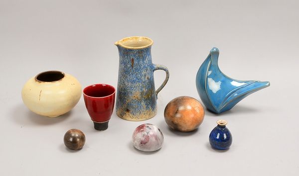8 Künstlerkeramiken, versch. Teile und Ausführungen; Höhe 7 cm - Höhe 21,5 cm
