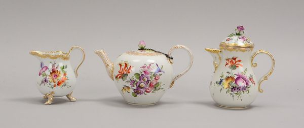 Meissen, 3 Porz.-Kannen (1-gestr.): Mokka- und Teekanne (Knaufzeit), dazu Sahnekännchen