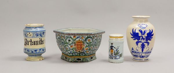 Royal Delft, 3 antike Apothekergefäße, Keramik, anbei 1x Porz.-Schale; Höhe bis 23 cm