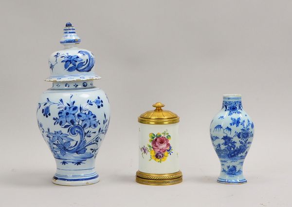 Royal Delft, 2 antike Keramiken, mit Unterglasurmalerei, und Porz.-Deckelgefäß