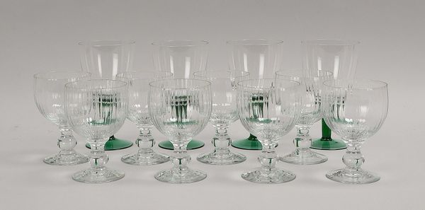 Tischglas-Konvolut: 4x Weingläser, grüner Fuß; und 8x Biergläser, Klarglas
