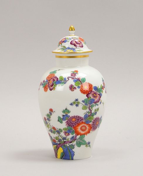 Meissen (I. Wahl), Porzellan-Deckelvase, im Kakiemon-Dekor, mit Goldrand; Höhe 25 cm