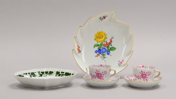 Meissen, kl. Tischporz.-Konvolut: Blatt- und Konfektschale, 2x Mokkatassen/UT