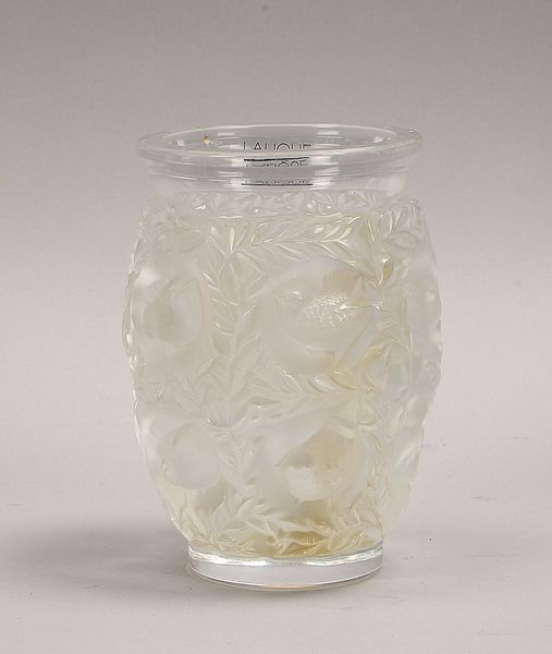 Lalique, Tischvase, leicht matt. Glas, im Boden sign., innen orig. Aufkleber; Höhe 17 cm