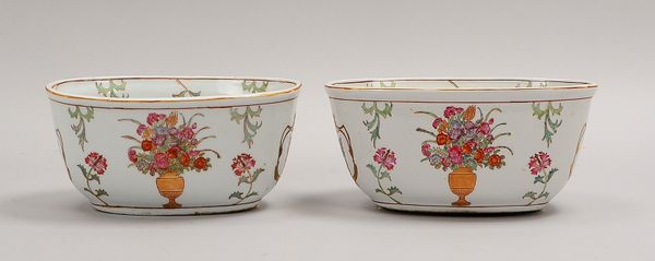 2 Porz.-Schalen, hochw. oval, flor. Emaille-Malerei, Spiegel/2x seitl. mit Wappen-Signets