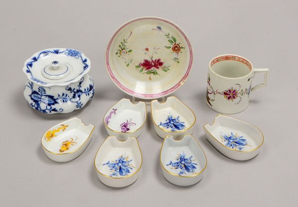 Meissen-Sammlerkonvolut: 1 Tasse mit UT (Marcolini-Zeit), 6x Löffelablagen, 1 Tintenfass