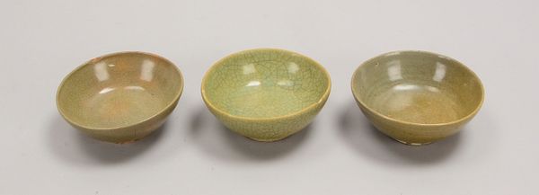 Kleines Schalen-Konvolut, Steinzeug glasiert, jew. mit Cracquelé, 3 Stück; Ø 13 cm