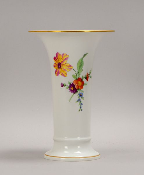 KPM, Porz.-Trichtervase, mit floraler Handbemalung; Höhe 24,5 cm