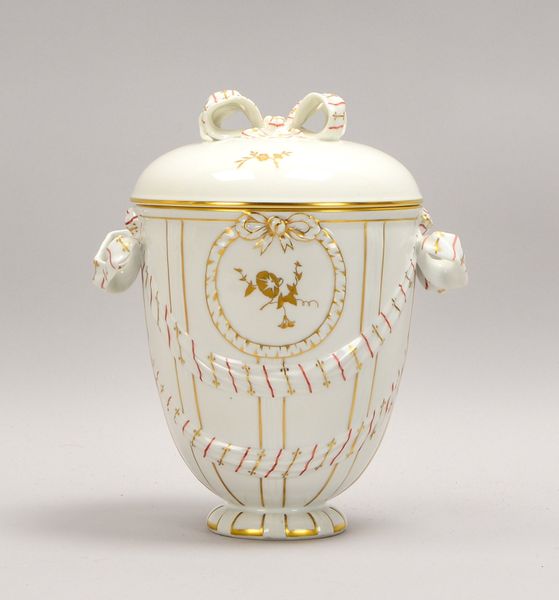 KPM Berlin, 'Bandschleifen-Potpourri', Weißporz., goldstaff., Entw. F.E. Meyer; Höhe 27 cm