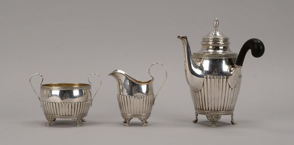 Kaffeekern, im Empire-Stil, Schweden (1910), 830 Silber, Gefäße jeweils auf 4 Klauenfüßen, 3 Teile:
