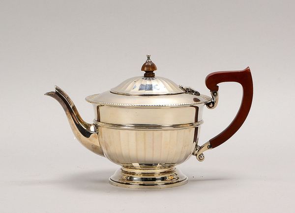 Teekanne, 925 Sterlingsilber, mit Kunststoff-Griff/Deckelknauf; Höhe 14 cm, Gew. 414 g
