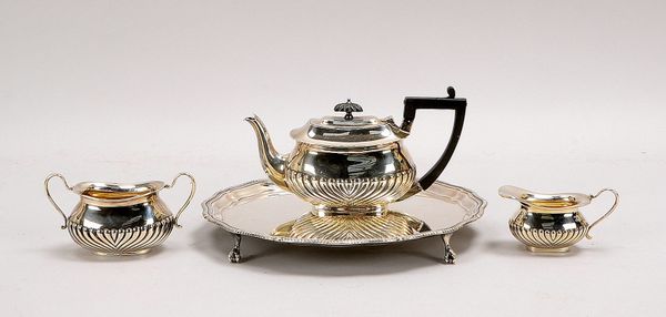 Teekern, 925 Sterlings.: Kanne mit Zucker und Sahne, auf Tablett; Ø 26,5 cm, Gew. 1.017 g