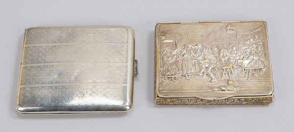 2 Zig.-Etuis: 1x 800 Silber, relief. 'Wirtshausszene'; 1x 835 Silber, ornament.; Gew. 210 g