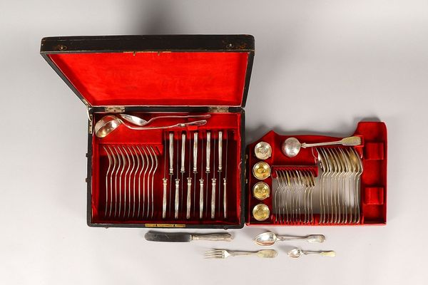 Tafelbesteck, für 12 Pers., und Kaffeelöffel; Silbergew. 2.520 g, Gew. Messer: 1.120 g