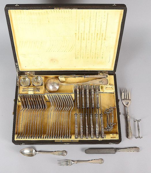 Tafelbesteck, für 12 Pers.; Silbergew. 2.140 g, Gew. Messer/Tranchierbest.: 1.490 g