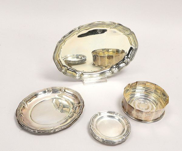 Kl. Silberteile-Konvolut: 2x kl. Tabletts, 6x Untersetzer, 1 Flaschenhalter; Gew. 421 g
