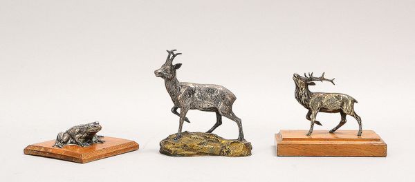3 Schreibtischdekorationen, Silber: 'Hirsch', 'Rehbock', und 'Frosch', jeweils auf Stand