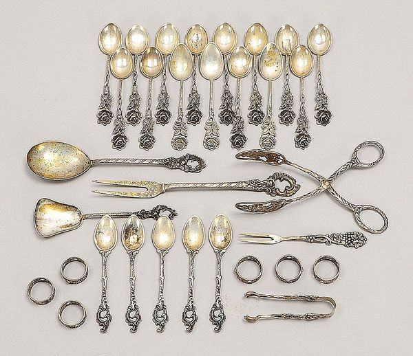 Tafelsilber, versch. Teile: Kaffeelöffel, Serviettenringe, Zangen, u.a.: Gew. 315 g
