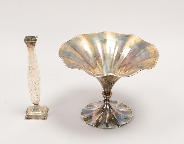 Wilkens, 2 Tischvasen, 830 Silber, versch. Ausf., ungefüllt; Höhe 12 cm/15 cm, Gew. 193 g