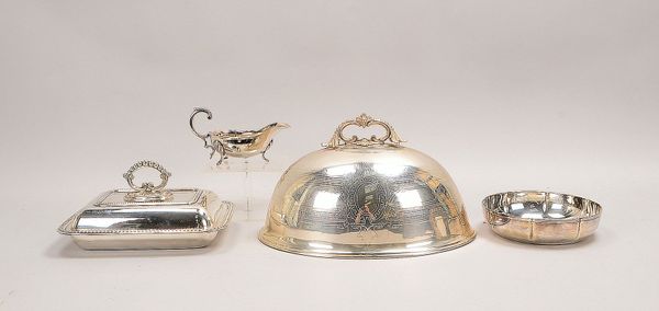 4 versilberte Servierteile: 1 Saucière, 1 Schale, 1 Deckelschale, sowie 1 Glosche