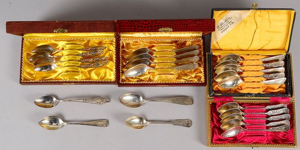 Kaffeelöffel-Konvolut, Silber, versch. Dekore und Ausf., 4 Sätze à 5 Stück/6 Stück; Gew. 325 g