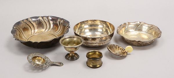 Kl. Silberteile-Konvolut: 3x Schalen, 1 Teesieb, Gew. 600 g; anbei 3 versilberte Teile