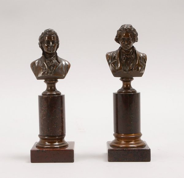 Paar Bronzebüsten: 'Beethoven' und 'Mozart', auf Marmor-Postament; Höhe 16,5/17 cm