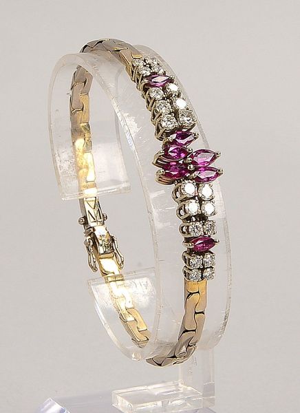 Armband, 750 WG (gest.), mit 20x kl. Brill./ca. 1,51 ct, und 7x Rub./ca. 1,71 ct; Gew. 18,50 g