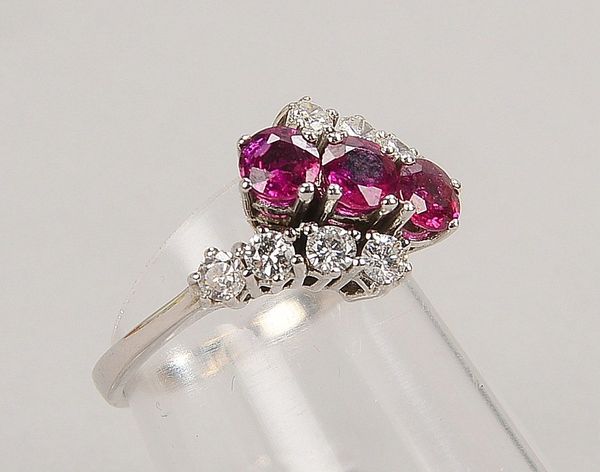 Ring, 585 WG (gepr.), mit 3x Rubinen und 8x kl. Brill./ca. 0,56 ct; RG 53, Gew. 3,50 g