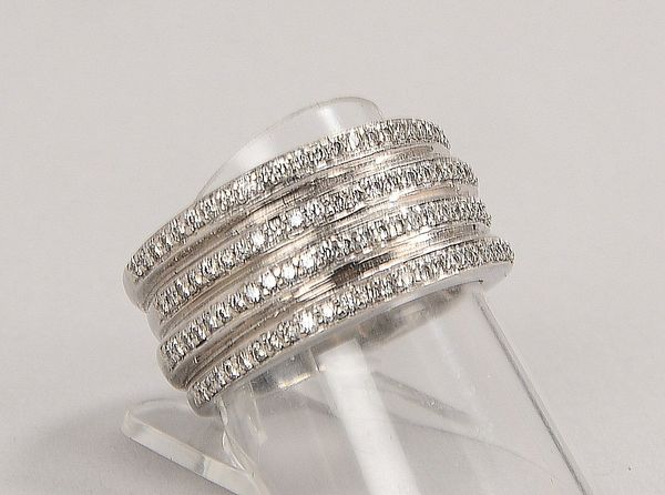 Christ, Ring, 585 WG (gest.), mit 100x kl. Diam./ca. 1,0 ct; RG 59, Gew. 12,90 g