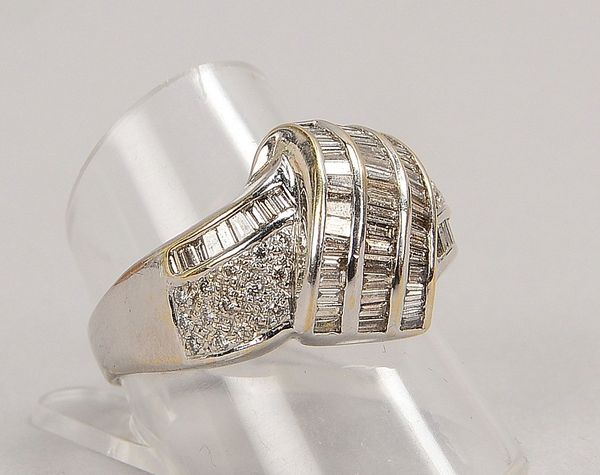 Ring, 750 WG (gest.), mit 65x Diam./ca. 1,40 ct, und 28x Brill./ca. 0,28 ct; Gew. 7,9 g