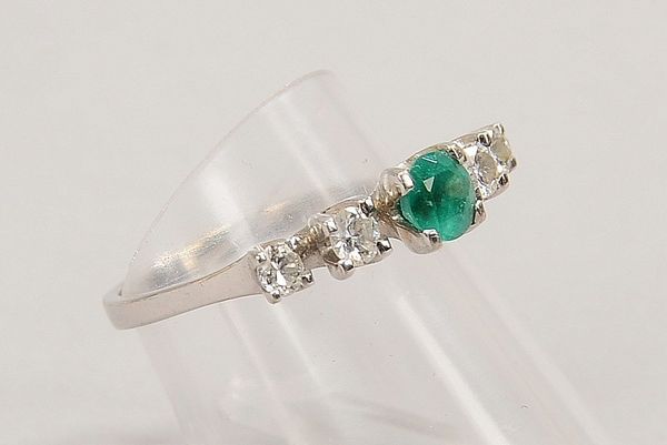 Ring, 750 WG (gest.), mit Smaragd und 4x Brill./ca. 0,40 ct; RG 54, Gew. 3,10 g