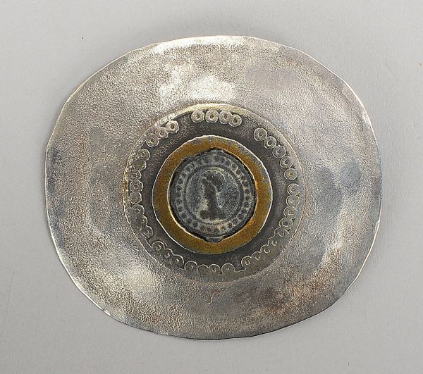 Erich Hergert, Designer-Brosche, Silber/Gold, mit schwarzer Lava-Kamee; Maße 5,5 x 6 cm