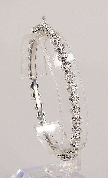Tennisarmband, 585 WG (gepr.) auf Silberschiene, mit 36x kl. Brill./zus. ca. 1,0 ct, 'W-Vvsi'
