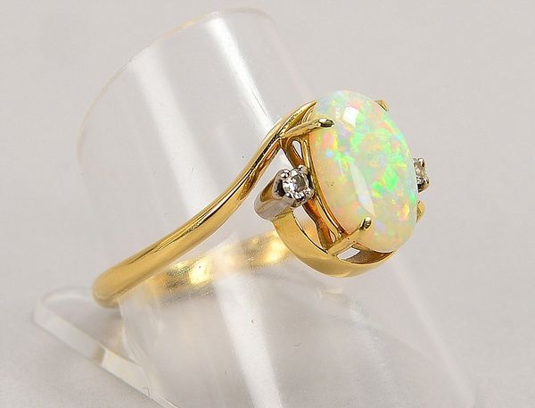 Ring, 750 GG (gest.), mit Opalcabochon und 2x kl. Brill./ca. 0,04 ct; RG 62, Gew. 4 g - mit Zert.