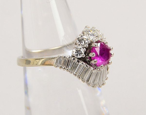 Ring, 750 WG (gest.), Rubin, Brill. und Diam., 'G-I', 'LR-vvs'; RG 51, Gew. 4,82 g - mit Zert.