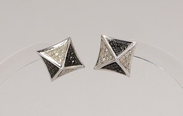 Paar Ohrst., 10 kt/417 WG (gest.), mit 40x Diam./ca. 0,25 ct, teils in Schwarz; Gew. 2,30 g