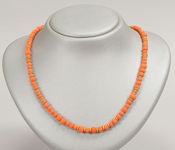 Collier, mit Korallenperlen/Ø 5 -6 mm und Gold-Zwischenperlen, 900 Gold-Schl.