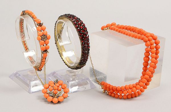 3 Korallenschmuck-Teile: Armband, Armreif und Brosche; anbei Armreif mit Granatbes.