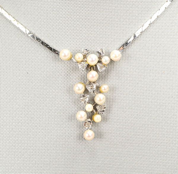 Collier, 585 WG (gest.), mit 13x Perlen und 5x Diam., mit Steckschl.; Gew. 12,70 g