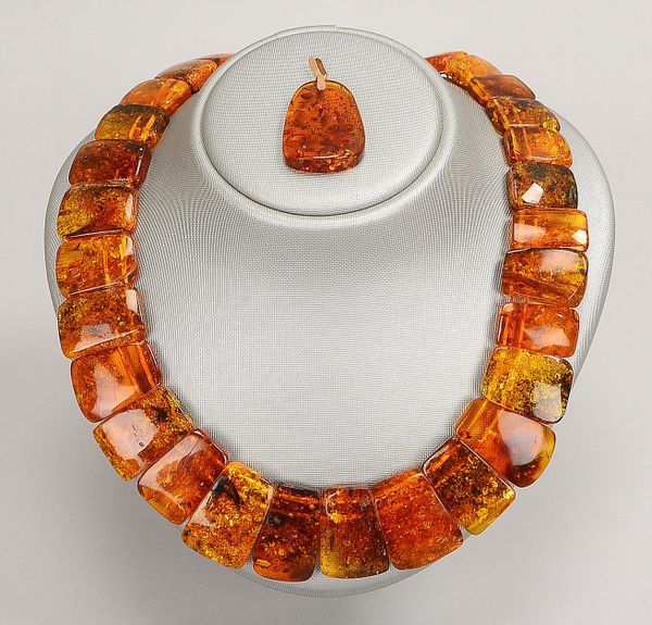 Collier mit Anh., Bernsteinbesatz, honigf. transparente Plättchen/verl.; Gew. 85 g