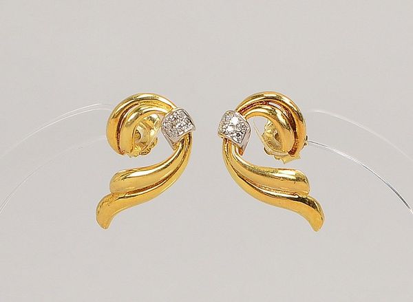 Paar Ohrstecker, 585 GG (gest.), jeweils mit 6x kl. Diam.; Länge 20 mm, Gew. 3,40 g