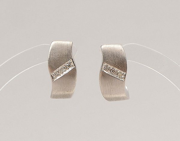 Paar Ohrstecker, 585 WG (gest.), jeweils mit 3x kl. Diam.; Länge 15 mm, Gew. 5 g